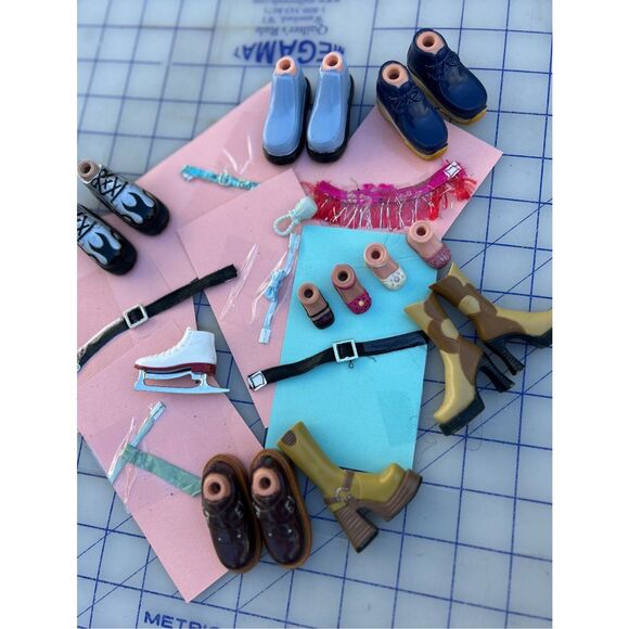 Bratz SHOES BELTS ACCESSORIES bundle 23209 - Picture 1 of 1